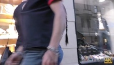zmysłowa okularnica robi hot doga