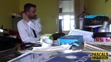 latynoska na kolanach w kibelku