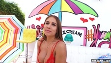 wszystko da się włożyć do jej cipy