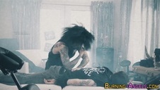 laska targa fiuta na białej kanapie