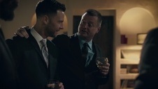 skrępowana nastolatka oparta o kanapę