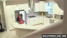 czarnowłosa pani pieści się po włochatej piczki