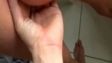 wciska seks zabawkę w dupkę ostrej blondyny