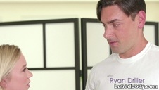 dziewczyna w kucykach ma ochotę się dziś zabawić