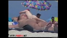 ruchają ją w sklepie na kanapie