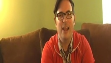 seks na stole z gorącą brunetką