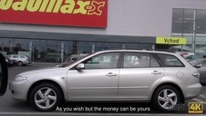 piękna dziewczyna pokazała cyce i cipę w mcdonald s