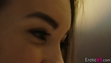 czarnowłosa suczka pragnie mu dogodzić