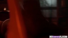 młode cipki masturbują się w salonie