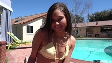 gorąca brunetka ma idealne pośladki