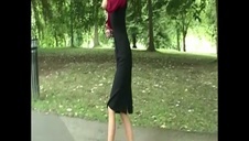 duży facet spogląda na jej małą dupcię