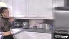 młoda niunia w wannie w trójkąciku