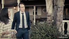 blondi pozuje po szkole