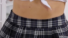 dziewczyna z krągłą dupką ujeżdża penisa