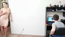 wkłada wskazujący paluszek w jej analną dziurkę