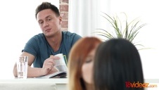 penetruje ją głęboko swoim fifolem