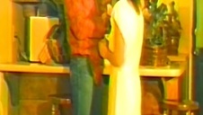 spuszczają się na jej czekoladową buźkę