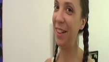 młoda amatorka pokazuje ciałko