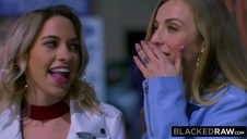 chuda i zgrabna piękność lubi być rżnięta w gładką picz