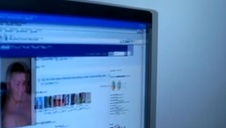 wojowniczka z naturalnymi piersiami