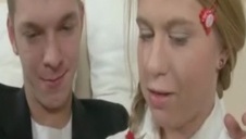 amatorka dobrze zarzuca swoją jędrną dupeczką