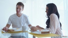 suczka ściska penisa i liże go