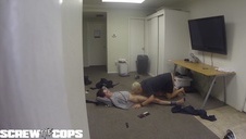 laska w krawacie wypina cipke