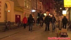 przystojniak wylizał jej piersi