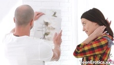 młoda czarnulka robi loda na klęcząco