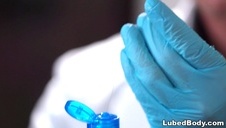 blond amatorka zabawia szparkę