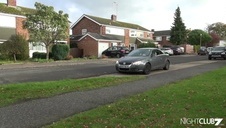 laska w lateksowych rękawiczkach pieści jego kutaska