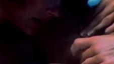 blondyna obciąga dwa wielkie kutasy