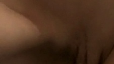 słodka blondyneczka zdejmuje różowe majtki przed kamerką