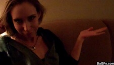 skupia się na jej stopach podczas seksu z nią