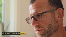 wypięła mu swoją elegancką dupcię i podniosła nóżkę