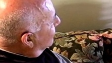 laska z wielkim biustem rozbiera się na łóżku