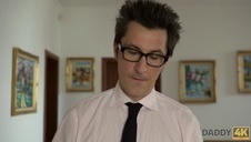 brunetka lubi pokazać się widzom