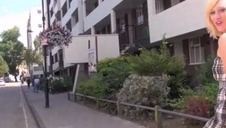 piękna w białej sukience