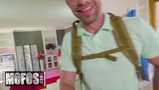 seks doznania z silikonową babeczką na łóżeczku