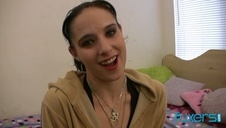 wibrującą szczoteczką po muszelce