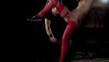 brunetka liże pipę rudej przyjaciółki