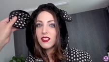 młoda bruneta jęczy z seks rozkoszy