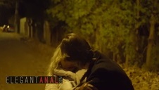 przypakowany facio z młodą emo blondynką