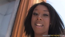 delikatny masaż powoduje że robi się coraz bardziej wilgotna i w końcu przejmuje inicjatywę