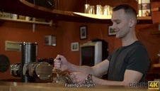 ślicznotka z pięknymi oczkami fajnie liże kutasa