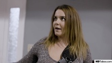 seks z małą blondyneczka na kanapie