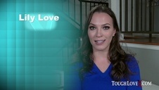 dwóch robotników dogadza sobie i blondynie