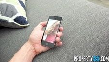 ciężarna czekoladka daje sobie z palca