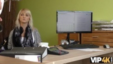 z silikonową barbie w toalecie