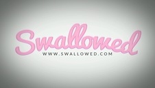 suczka rozkłada nogi i cudownie się pieści